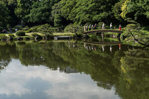 橋の上の集団