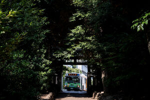 渋谷氷川神社の鳥居の向こうのバス