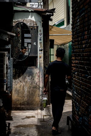 路地の鏡