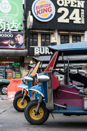 Tuk-tuk ub straight row