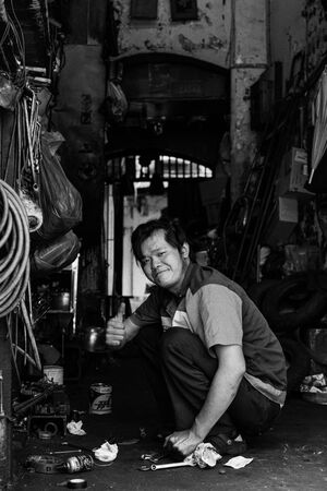 整備工場で親指を立てた男