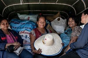 Women on songthaew