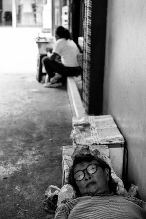 通路で昼寝する女