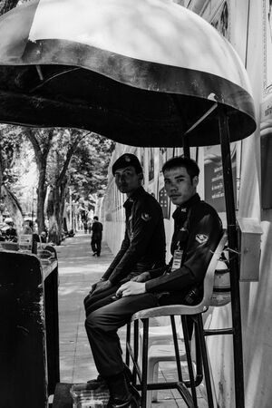ユニークな形の屋根の下で働く警官