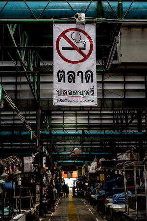タイ語で書かれた禁煙の看板