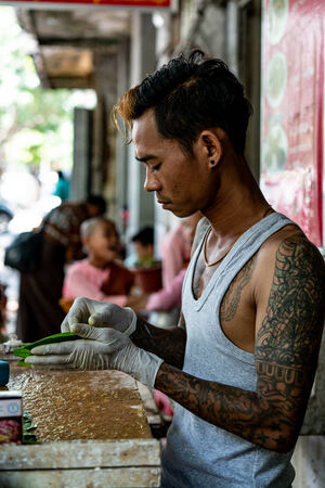 Kun seller with big tattoo