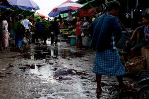 ダニンゴン市場の水たまりだらけの通路
