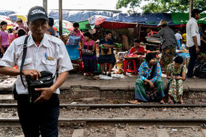 People in Da Nyin Gone train station