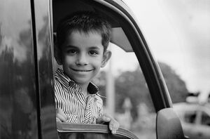 車内で微笑む男の子