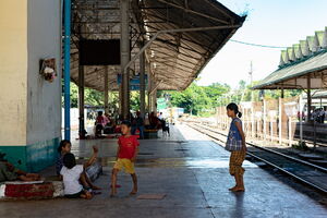 ヤンゴン中央駅のプラットホームで遊ぶ子どもたち