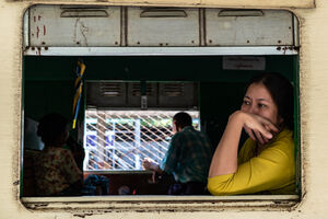 ぼんやりと窓の外を眺める女性の乗客