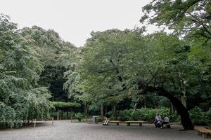 六義園の木の下で休む人々