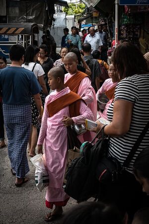 人混みの中を歩く比丘尼たち