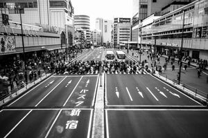 一斉に横断歩道を渡る歩行者たち