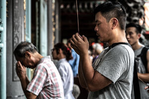 People praying in Lungshan Temple