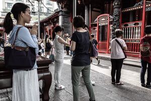 People praying in Lungshan Temple