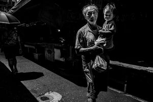 白蘭市場でおじいさんに抱かれて歩く幼い子供