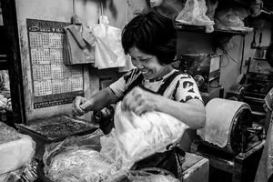 製麺所で働いていた恥ずかしがり屋の女性
