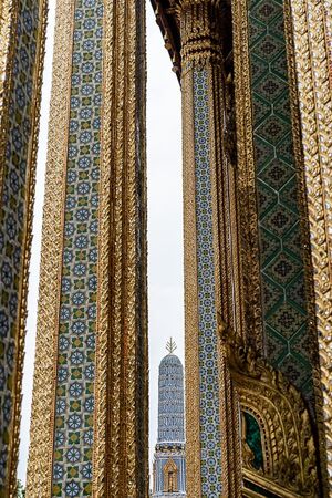 ワット・プラケオの柱の間に見える仏塔