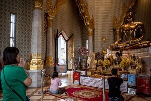Woman praying in Wat Trimit