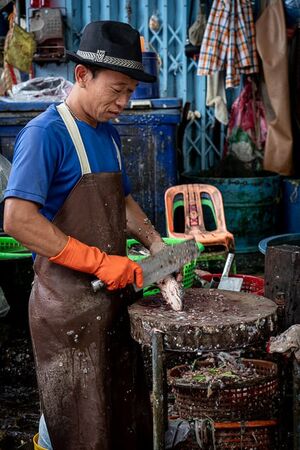 Man wearing a snazzy hat in Khlong Toei Market