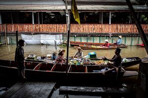 People making small talk in Damnoen Saduak Floating Market