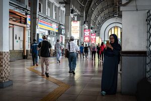 ジャカルタ・コタ駅にいたチャドルをまとった女性