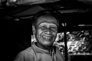 顔を皺くちゃにして笑う男