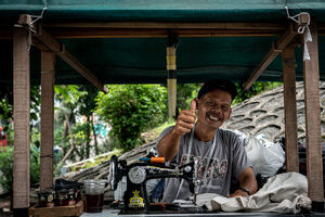 朗らかに親指を立てる仕立屋