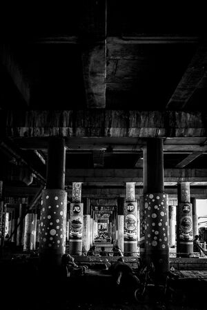 高架橋下の柱に書かれた漢字