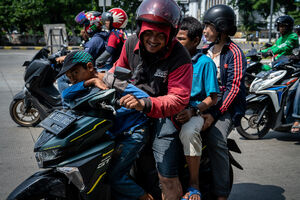 バイクに四人していた人びと