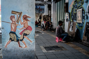 歩道に並ぶ画家と柱にも描かれた絵画