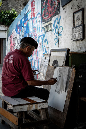 キャンバスの中でもヒジャブをかぶった女性