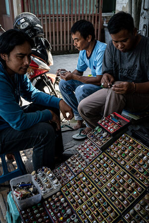 ハヤム・ウルク通りの一角に出ていた指輪売り