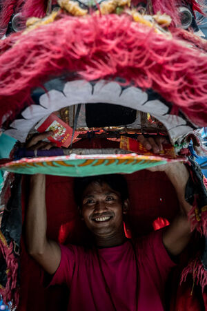 ジャカルタのグロドック地区で獅子舞を踊っていた男
