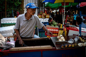 グロドック地区にいたココナッツ売り