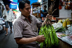 大きなえんどう豆を持つ男