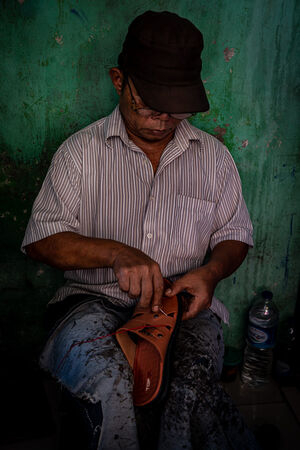 グロドックの路地にいた靴の修理屋