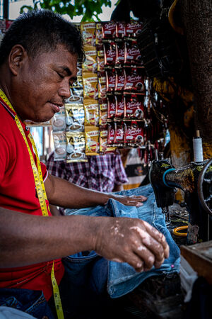大史廟の門前で店を開いていた仕立屋