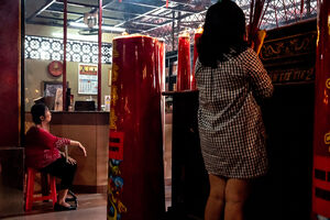 大史廟という中国寺院で参拝する人