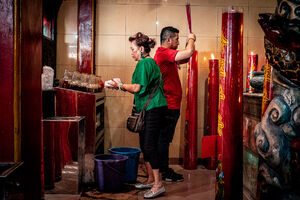 大史廟という中国寺院で参拝する男と女