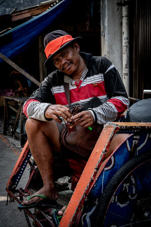 グロドック地区の八百屋で働くヒジャブをかぶった女性