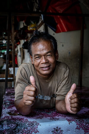 グロドック地区に置かれていた屋台で寝ていた男
