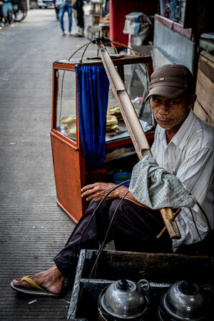 グロドック地区でスラビを売り歩いてい男