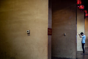 ジャカルタにある金徳院でお参りする男