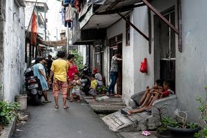 路地でダラダラしていた地元の人たち