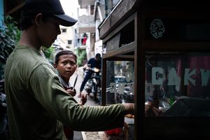 チャクウェを売る屋台で不満そうな顔をした男の子