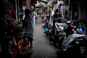 ジャカルタの路地にたむろしていた人たち