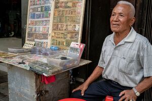 パサール・バルで古銭を路上販売していた老人