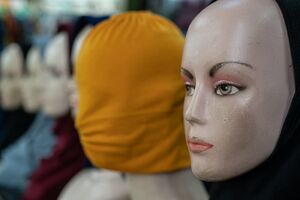 Mannequin wearing a hijab in the storefront